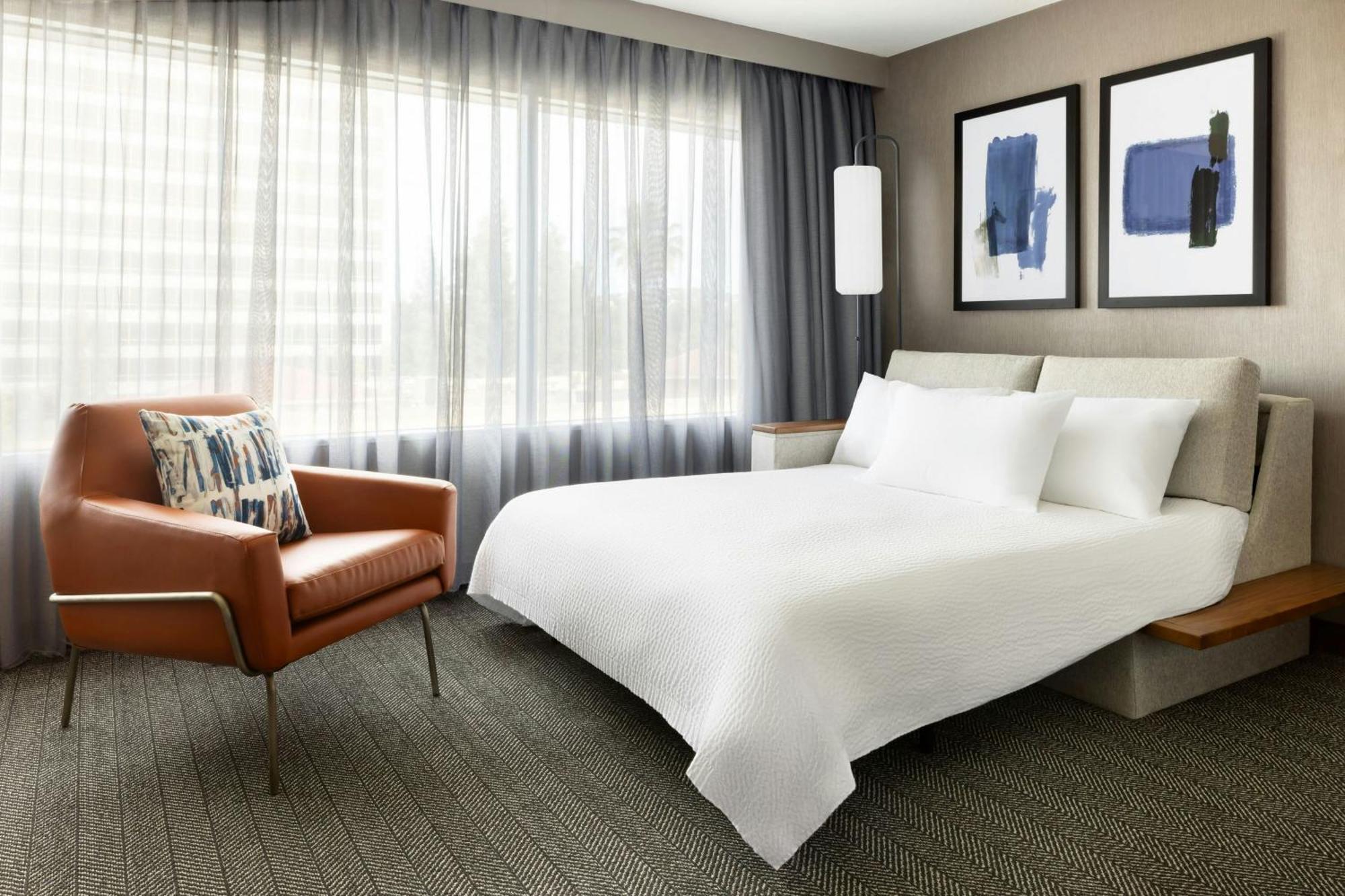 Courtyard By Marriott Los Angeles Woodland Hills — Photos 2